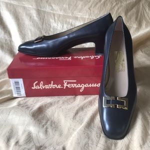 EUC VTG Salvatore Ferragamo “Berna” navy leather pump with toe detail (size 11)
